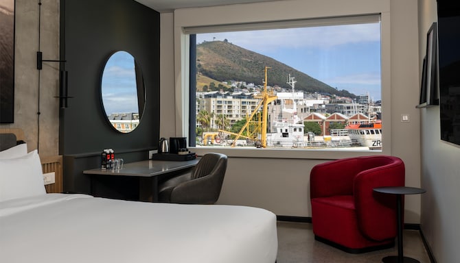 Radisson RED V&A Waterfront, Cape Town - Standard Room - Mountain View