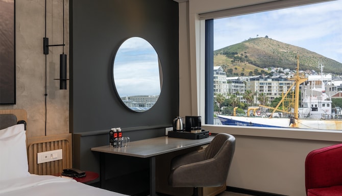 Radisson RED V&A Waterfront, Cape Town - Standard Room - Mountain View