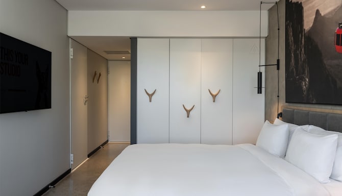 Radisson RED V&A Waterfront, Cape Town - Standard Room - Mountain View