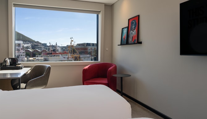 Radisson RED V&A Waterfront, Cape Town - Standard Room - Mountain View
