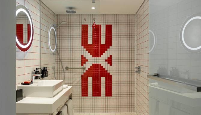 Radisson RED V&A Waterfront, Cape Town - Junior Suite with Balcony - V&A Waterfront View