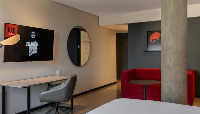 Radisson RED V&A Waterfront, Cape Town - Junior Suite with Balcony - V&A Waterfront View