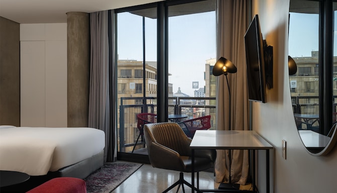 Radisson RED V&A Waterfront, Cape Town - Junior Suite with Balcony - V&A Waterfront View