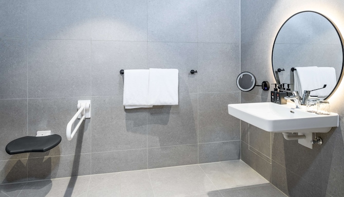 Radisson RED Vienna - Superior Bathroom Accessible