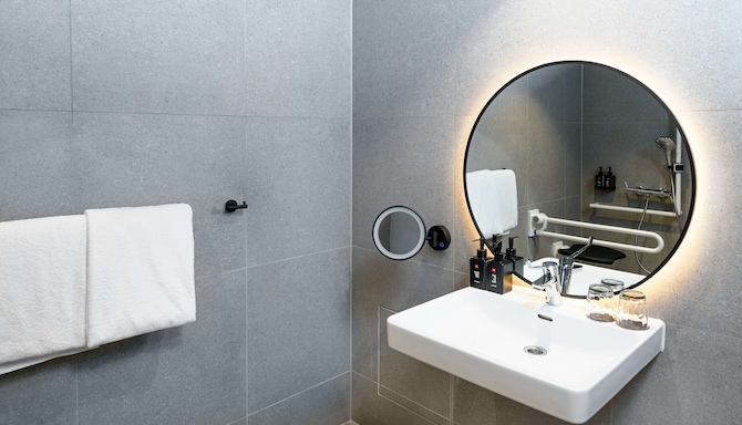 Radisson RED Vienna - Superior Bathroom Accessible