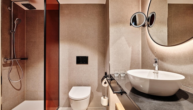 Radisson RED Vienna - حمام غرفة الضيوف