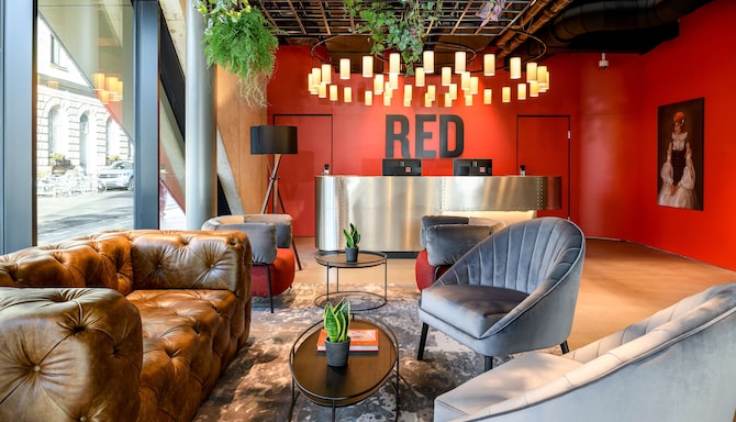 Radisson RED Vienna - Lobby - Front Desk View