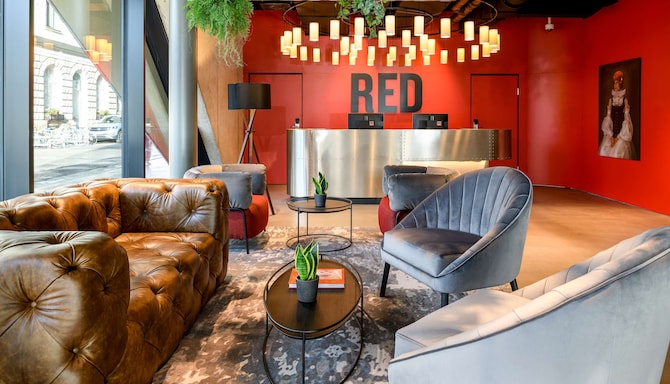 Radisson RED Vienna - Lobby front desk view