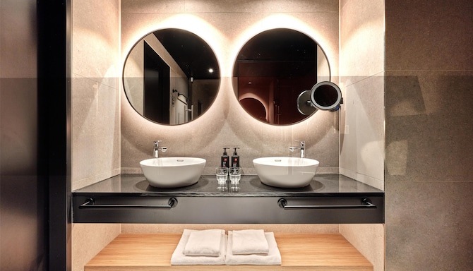 Radisson RED Vienna - حمام الجناح