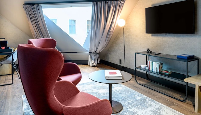 Radisson RED Vienna - Suite livingroom