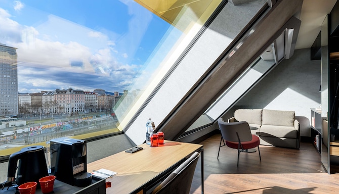 Radisson RED Vienna - Junior Suite Lounge Area