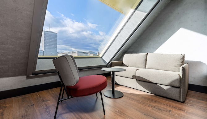 Radisson RED Vienna - Junior Suite Seating