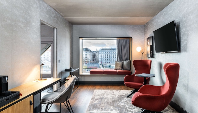 Radisson RED Vienna - Suite living room