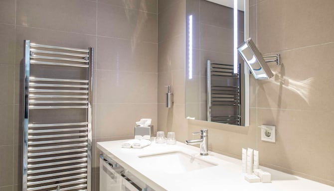 Radisson Residences Avrupa TEM Istanbul - Гостевая комната с ванной