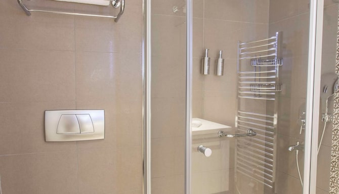 Radisson Residences Avrupa TEM Istanbul - Гостевая комната с ванной