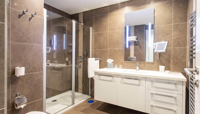 Radisson Residences Avrupa TEM Istanbul - Гостевая комната с ванной