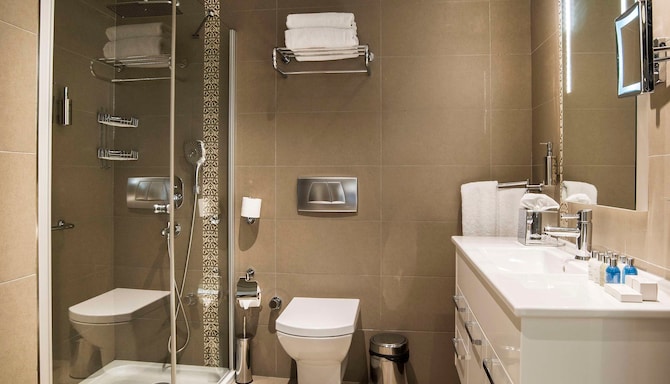 Radisson Residences Avrupa TEM Istanbul - Гостевая комната с ванной