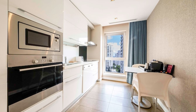 Radisson Residences Avrupa TEM Istanbul - Гостевая комната кухня / кухонный уголок