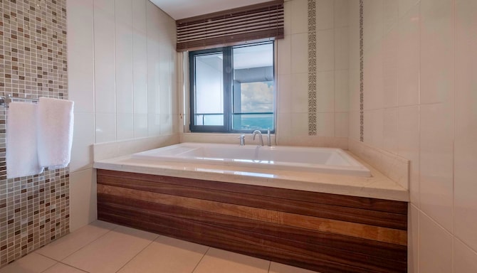 Radisson Residences Avrupa TEM Istanbul - Гостевая комната с ванной