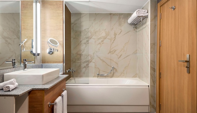 Radisson Residences Cairo Heliopolis - حمام غرفة الضيوف