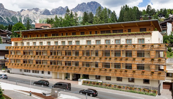 Radisson Residences Savoia Palace Cortina d'Ampezzo - Hotel Facade