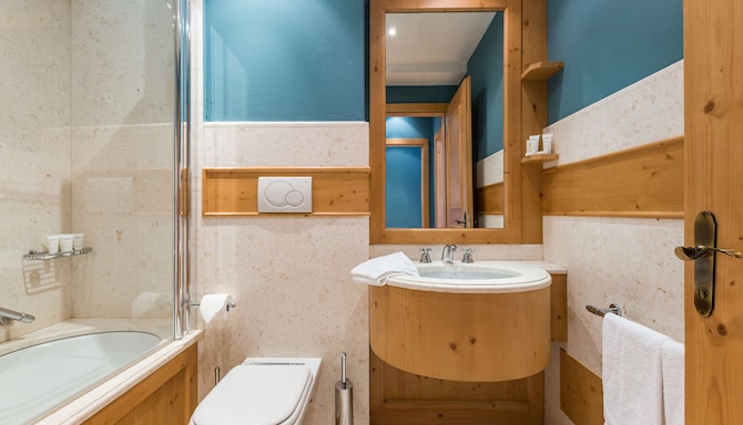 Radisson Residences Savoia Palace Cortina d'Ampezzo - Apartment bathroom