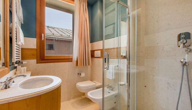 Radisson Residences Savoia Palace Cortina d'Ampezzo - aparment bathroom