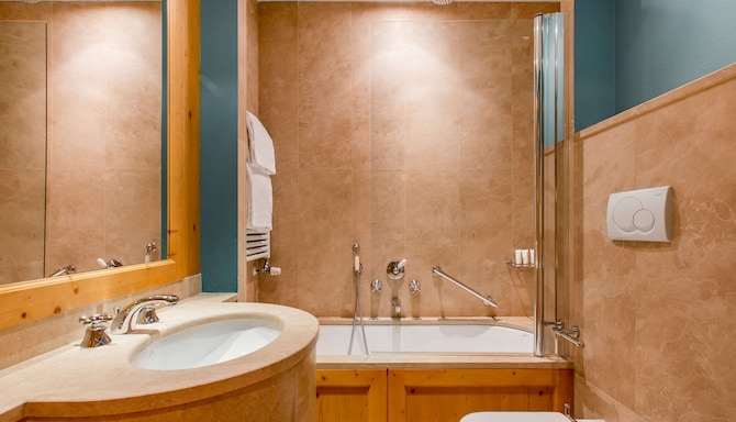 Radisson Residences Savoia Palace Cortina d'Ampezzo - Apartment Bathroom