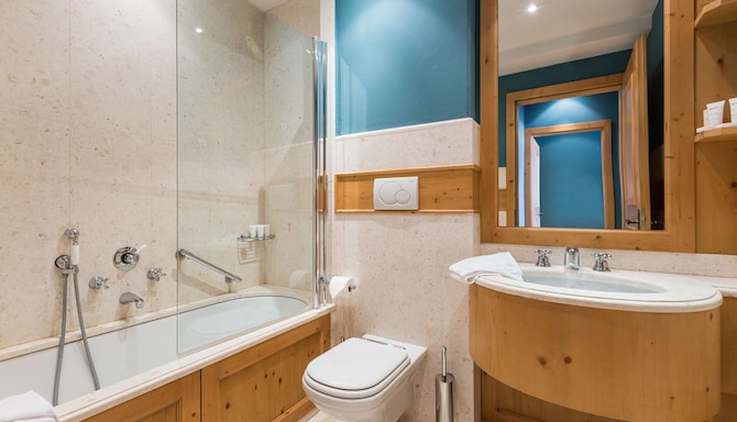 Radisson Residences Savoia Palace Cortina d'Ampezzo - Suite bathroom