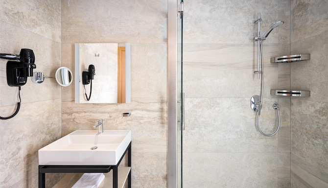 Radisson Residences Taghazout Bay - حمام غرفة الضيوف