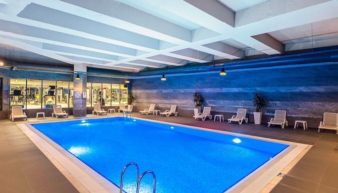 Radisson Residences Vadistanbul - Indoor pool