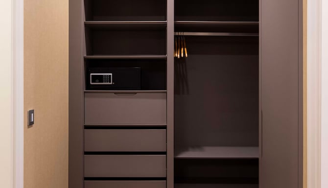 Radisson Residences Vadistanbul -  Penthouse - Wardrobe