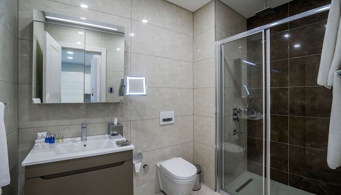 Radisson Residences Vadistanbul - Apartment bathroom