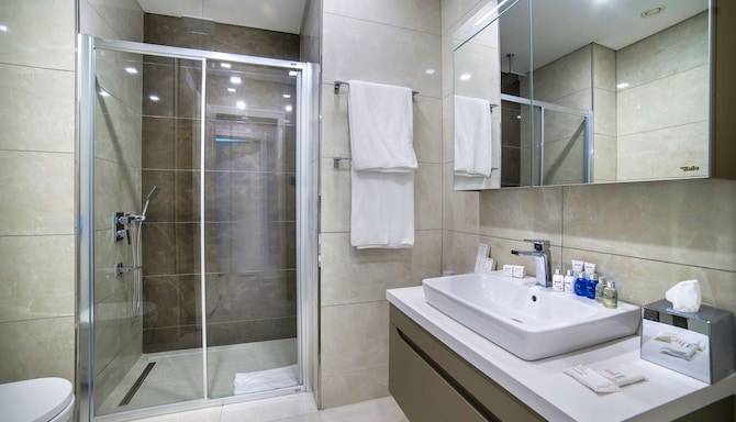 Radisson Residences Vadistanbul - Apartment bathroom