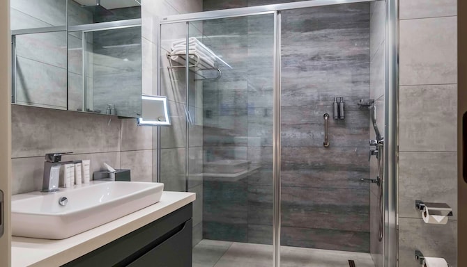 Radisson Residences Vadistanbul - Apartment bathroom