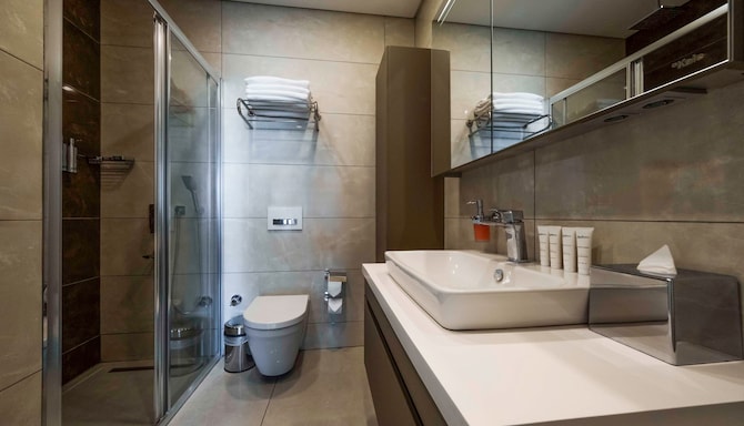 Radisson Residences Vadistanbul - Apartment bathroom