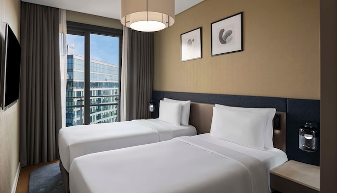 Radisson Residences Vadistanbul - Penthouse bedroom with twin beds