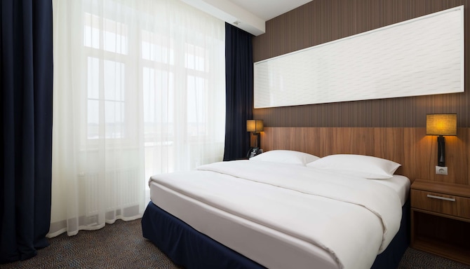 Radisson Residences, Zavidovo - Bedroom with king-size bed