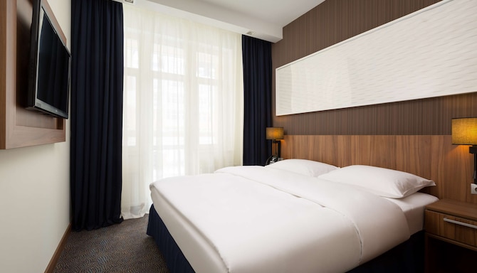 Radisson Residences, Zavidovo - Bedroom with king-size bed