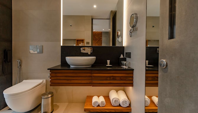 Radisson Resort and Spa Lonavala - Superior Room bathroom
