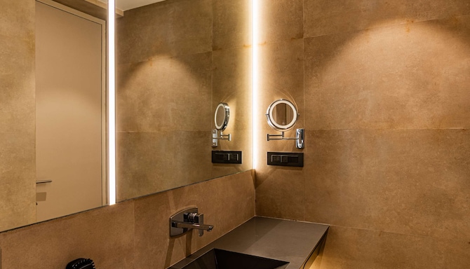 Radisson Resort and Spa Lonavala - Deluxe Room Twin Bed with bathtub