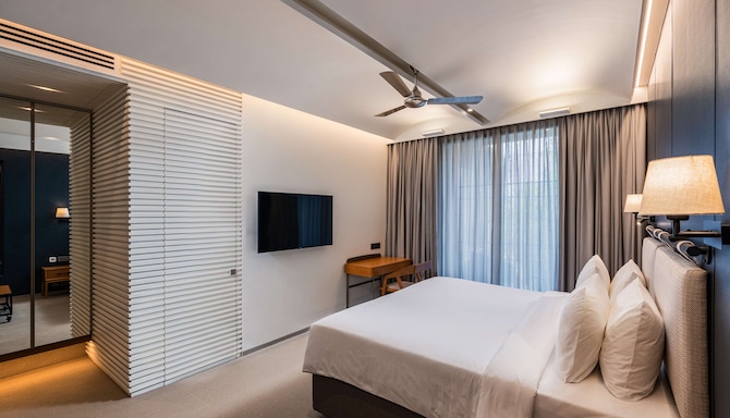 Radisson Resort and Spa Lonavala - Deluxe Room Kind Bed with bathtub