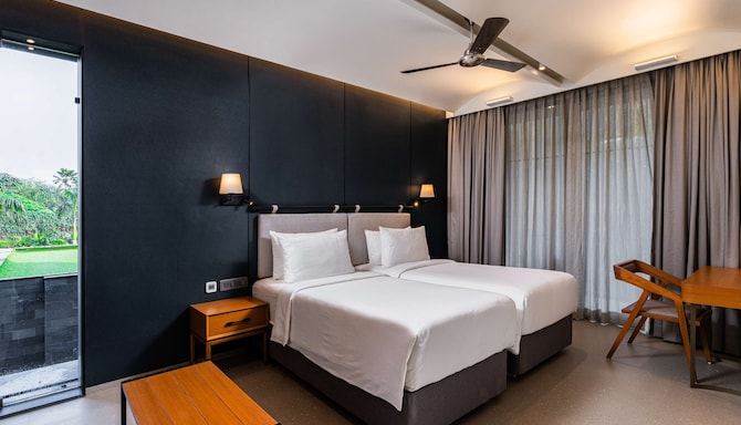 Radisson Resort and Spa Lonavala - Deluxe Room Twin Bed with bathtub