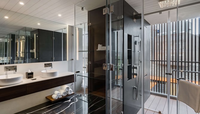 Radisson Resort and Spa Lonavala - The Samrat Presidential Suite bathroom