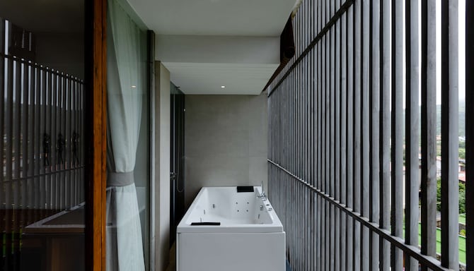 Radisson Resort and Spa Lonavala - One Bedroom Suite whirlpool bath