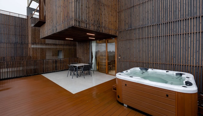 Radisson Resort and Spa Lonavala - The Samrat Presidential Suite whirlpool bath