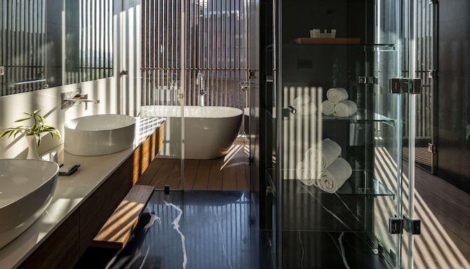Radisson Resort and Spa Lonavala - Presidential Suite bath