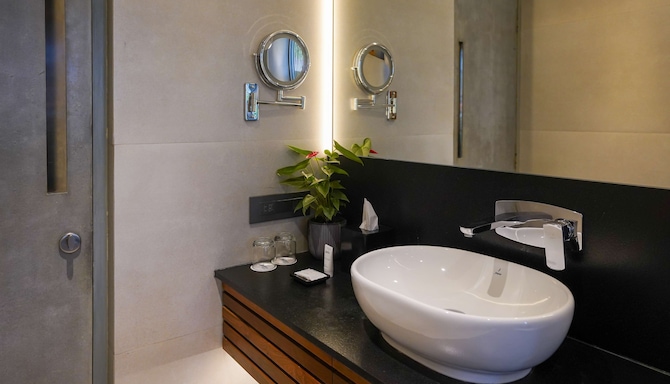 Radisson Resort and Spa Lonavala - Junior suite bathroom
