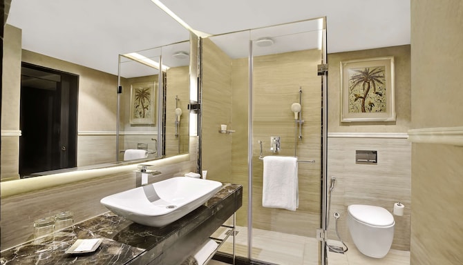 Radisson Hotel Goa Baga - Guest room bathroom
