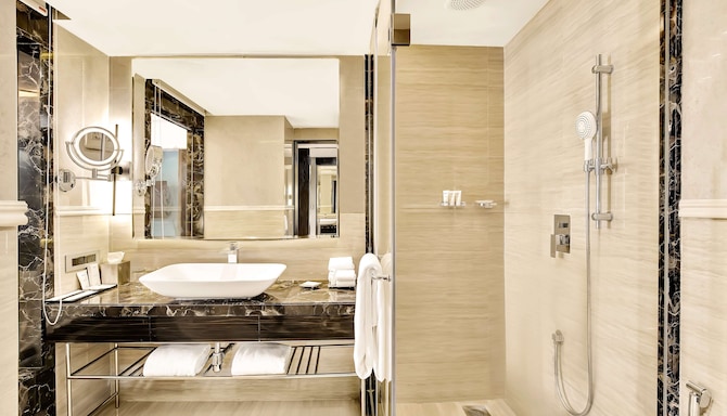 Radisson Hotel Goa Baga - Guest room bathroom